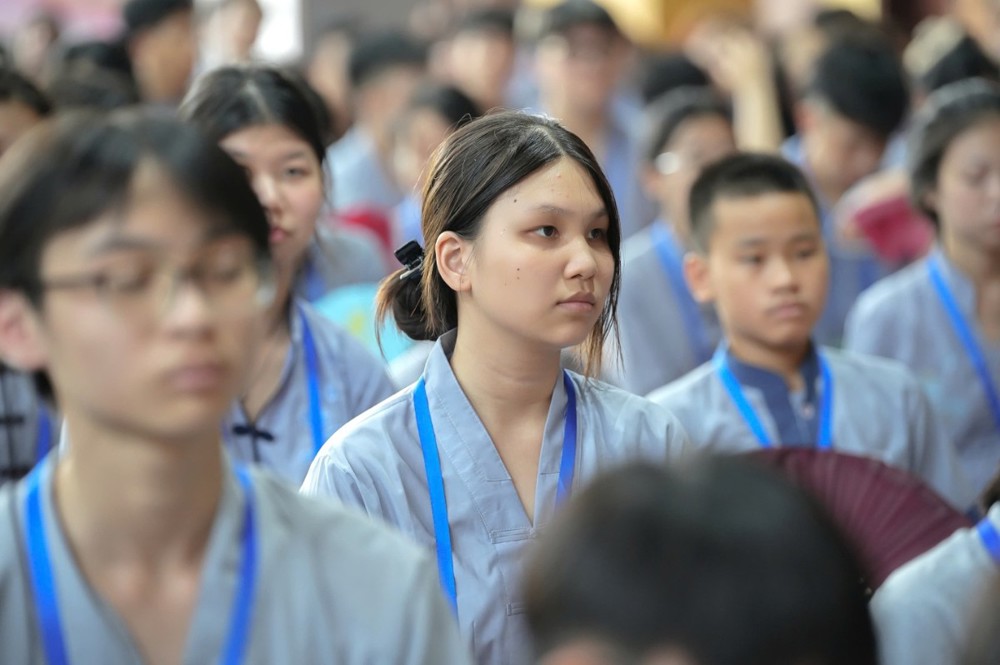 A group of people wearing blue lanyards

AI-generated content may be incorrect.