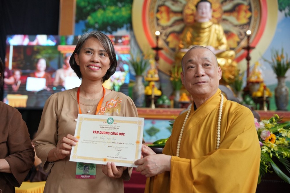 A person and person holding a certificate

AI-generated content may be incorrect.