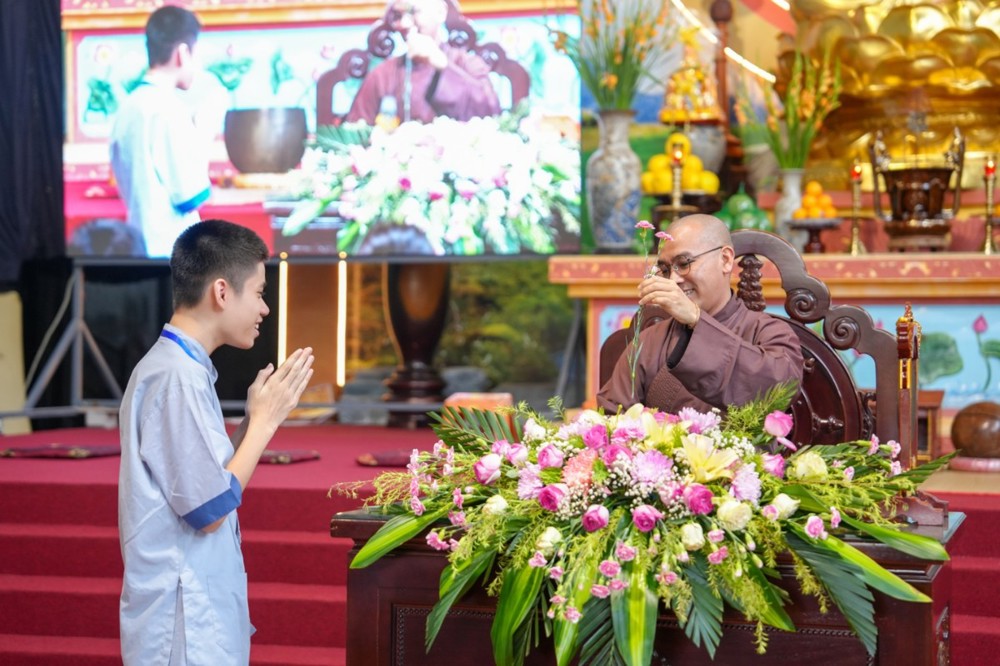 A person standing next to a person standing next to a person standing in front of a flower arrangement

AI-generated content may be incorrect.