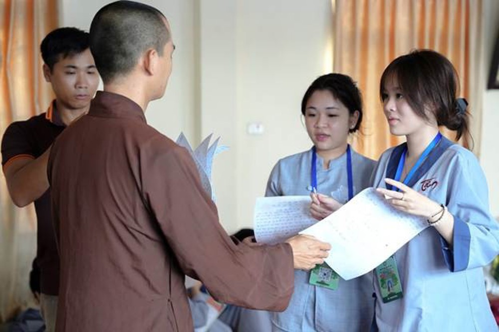 A group of people standing around a person holding papers

AI-generated content may be incorrect.