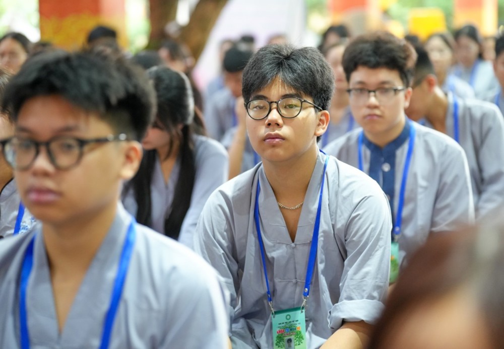 A group of people sitting in a room

AI-generated content may be incorrect.