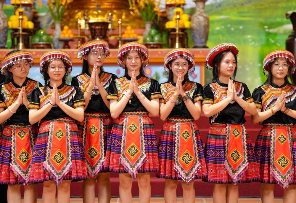 A group of women in traditional clothing

AI-generated content may be incorrect.