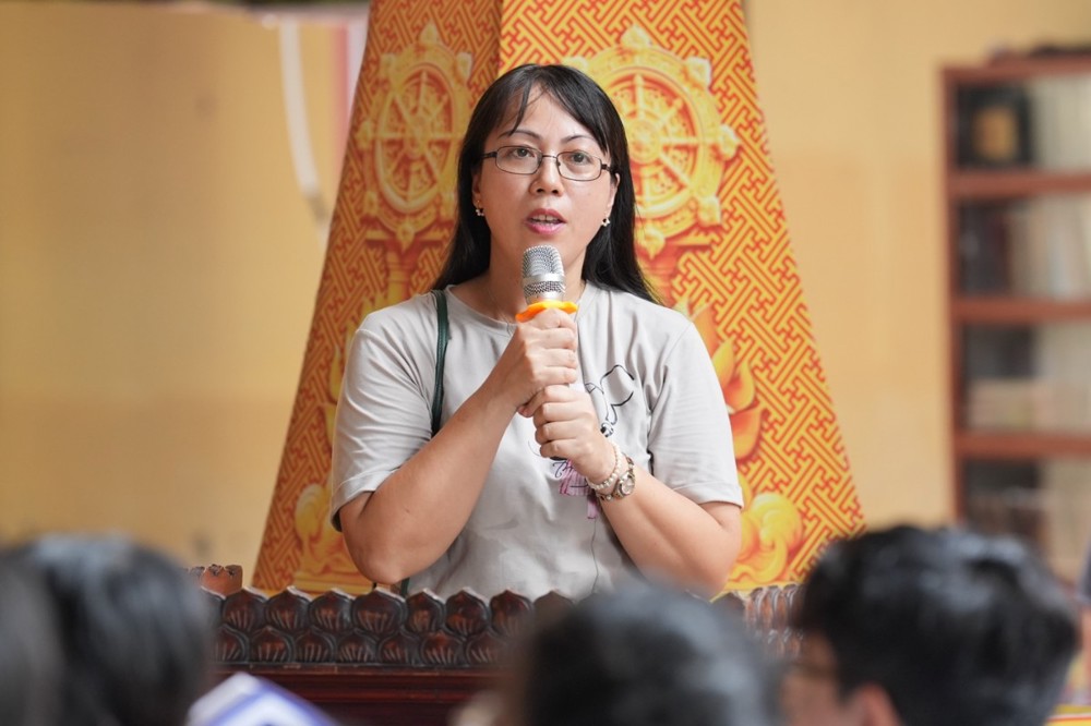 A person speaking into a microphone

AI-generated content may be incorrect.