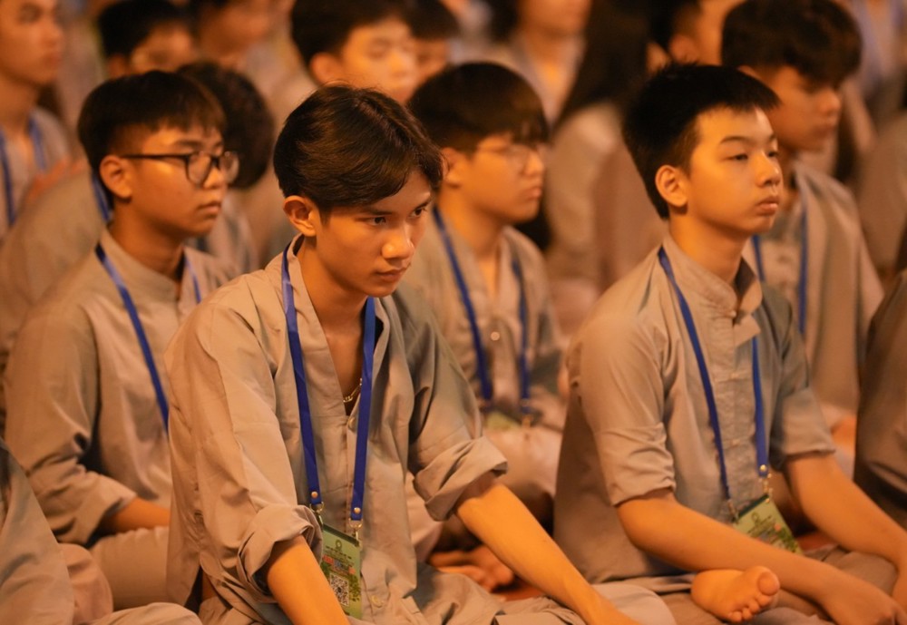 A group of people sitting on the floor

AI-generated content may be incorrect.