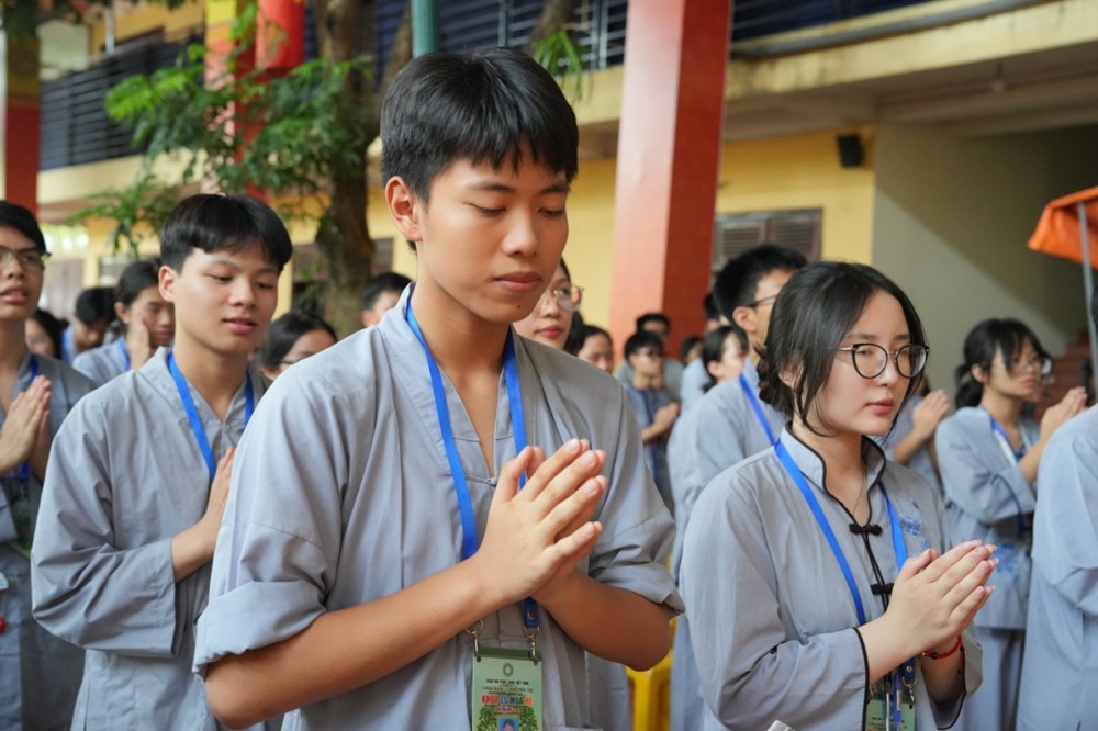 A group of people praying

AI-generated content may be incorrect.