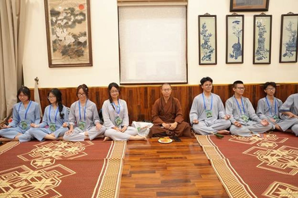 A group of people sitting on a wooden floor

AI-generated content may be incorrect.