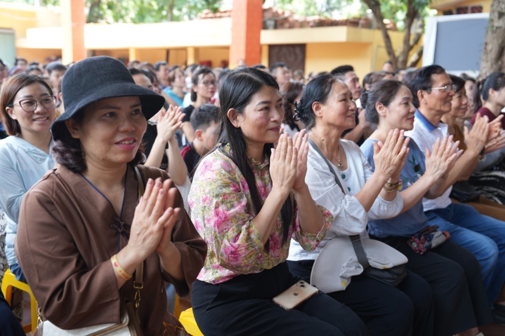 A group of people clapping

AI-generated content may be incorrect.
