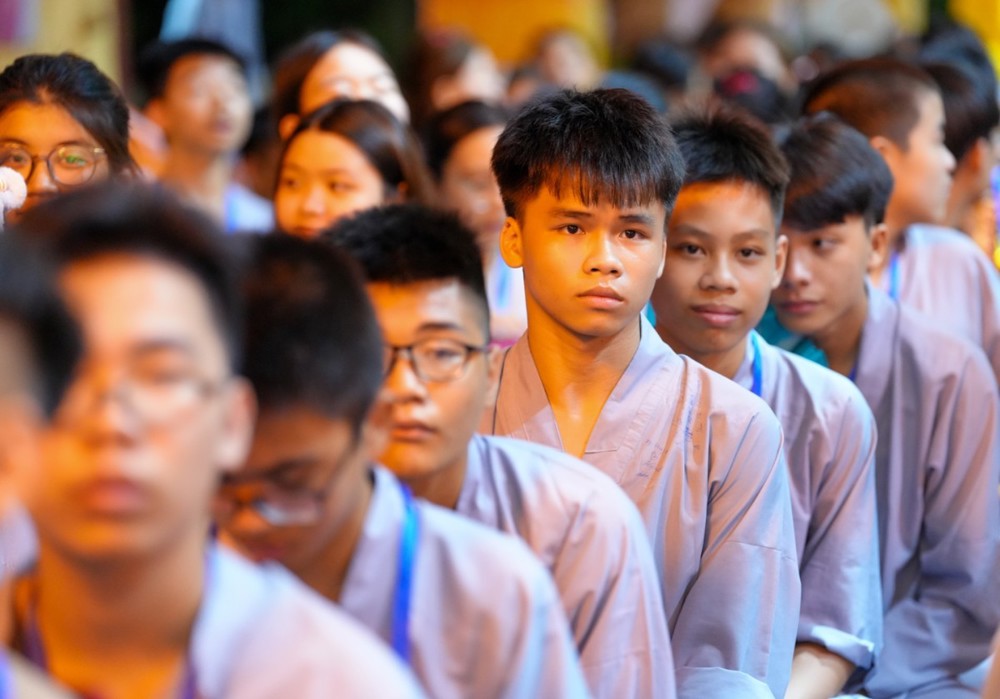 A group of people in a line

AI-generated content may be incorrect.