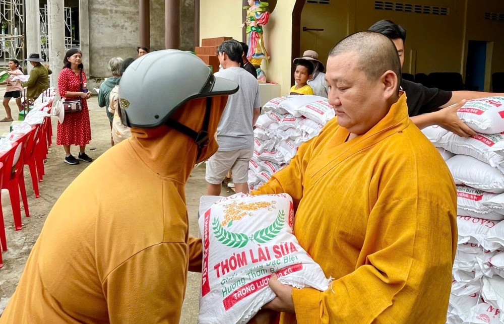 Gia đình Phật tử TP. Cần Thơ trao tặng 200 phần quà cho người khó khăn tại chùa Hang (An Giang)