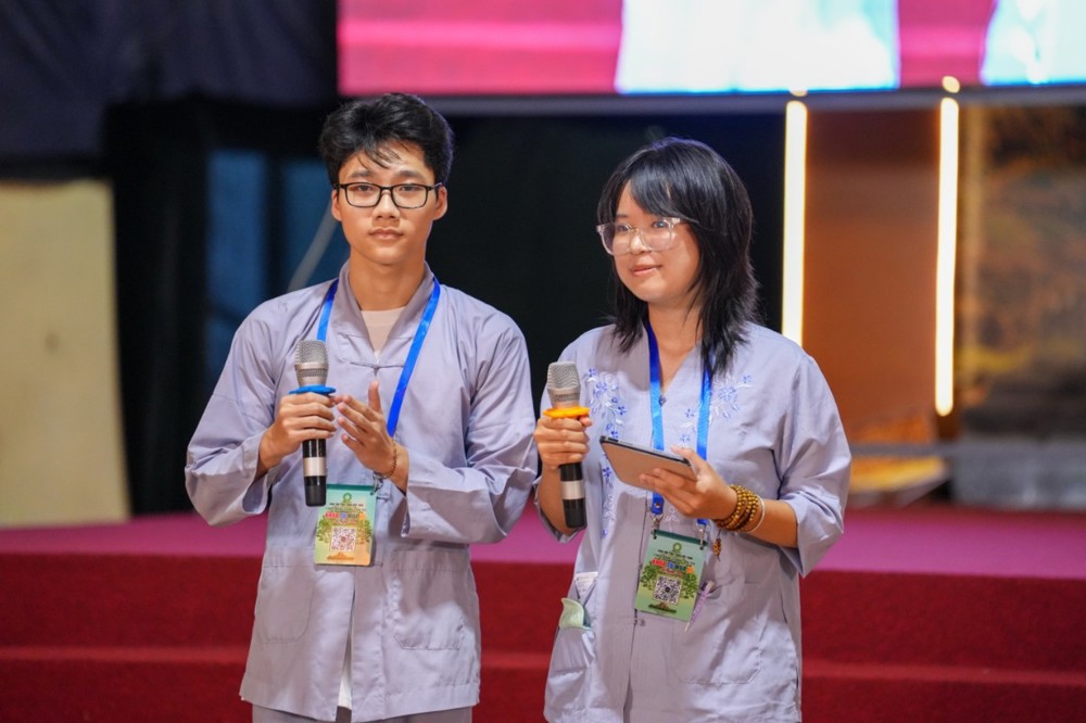 A person and person holding microphones and tablet

AI-generated content may be incorrect.