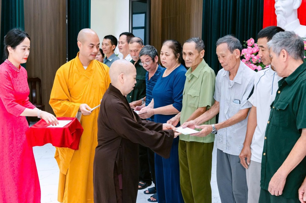 Thanh Hóa: Các chùa trên địa bàn phường Hàm Rồng tổ chức tặng quà nhân ngày 27/7