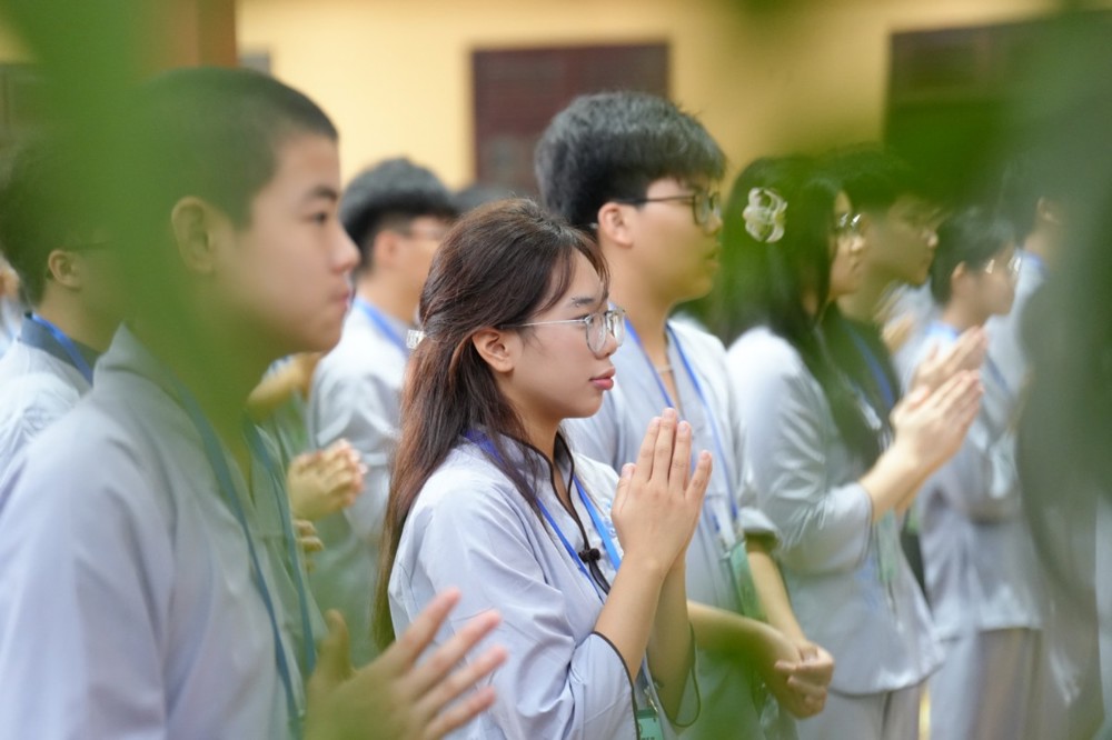 A group of people clapping

AI-generated content may be incorrect.