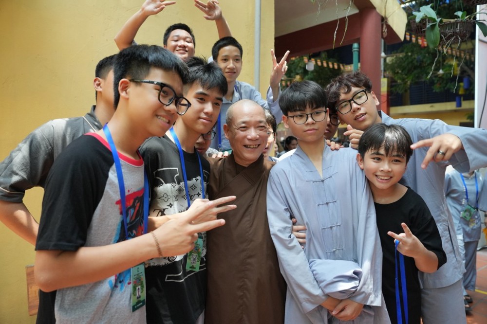 A group of people posing for a photo

AI-generated content may be incorrect.