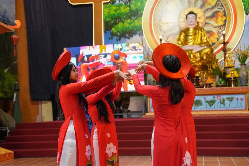 A group of women wearing red dresses and hats

AI-generated content may be incorrect.