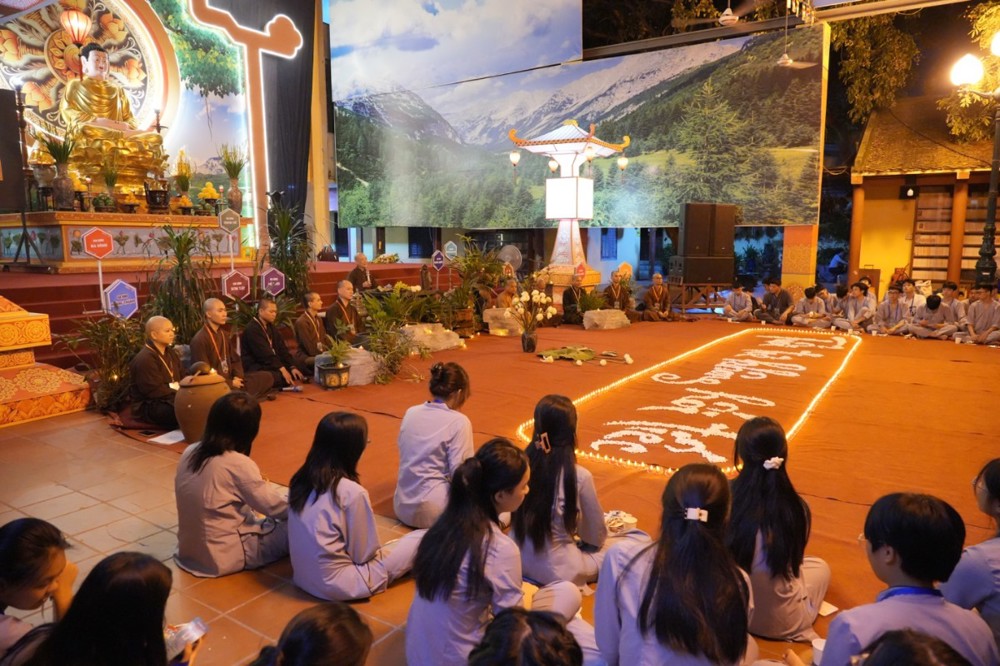A group of people sitting on the floor

AI-generated content may be incorrect.