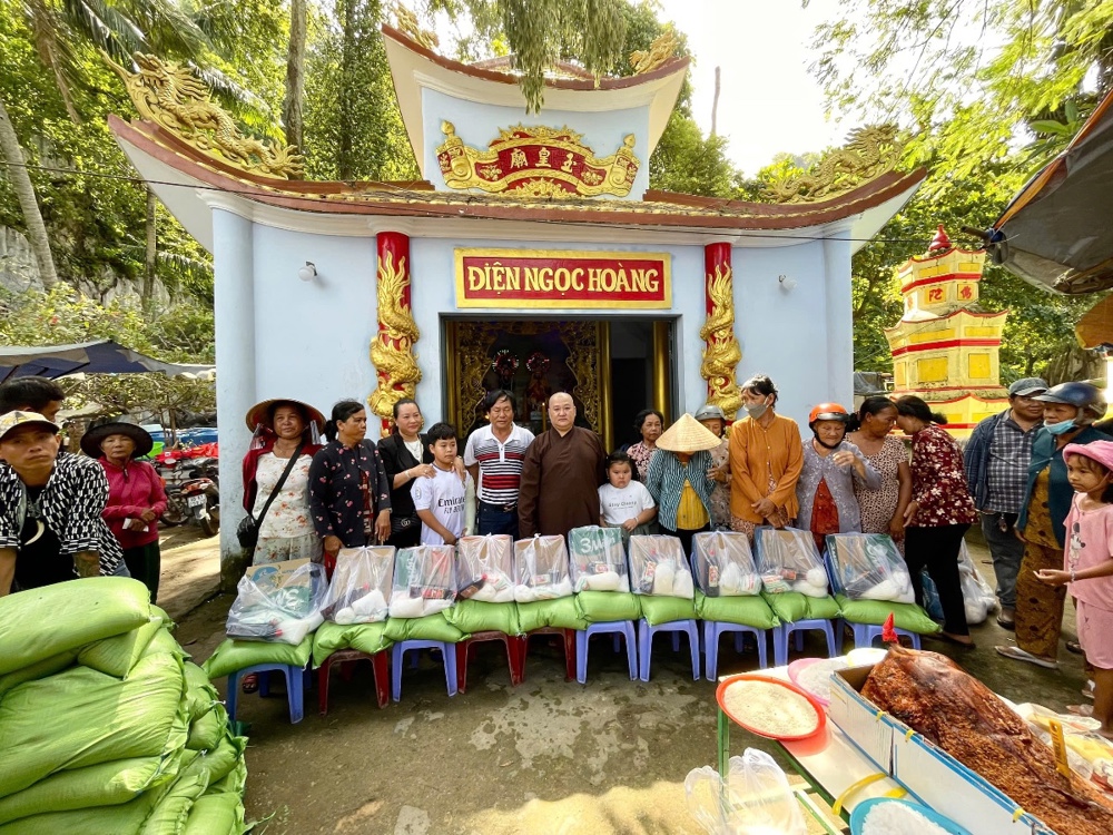 An Giang: Chùa Hải Sơn phát 100 phần quà từ thiện cho bà con khó khăn
