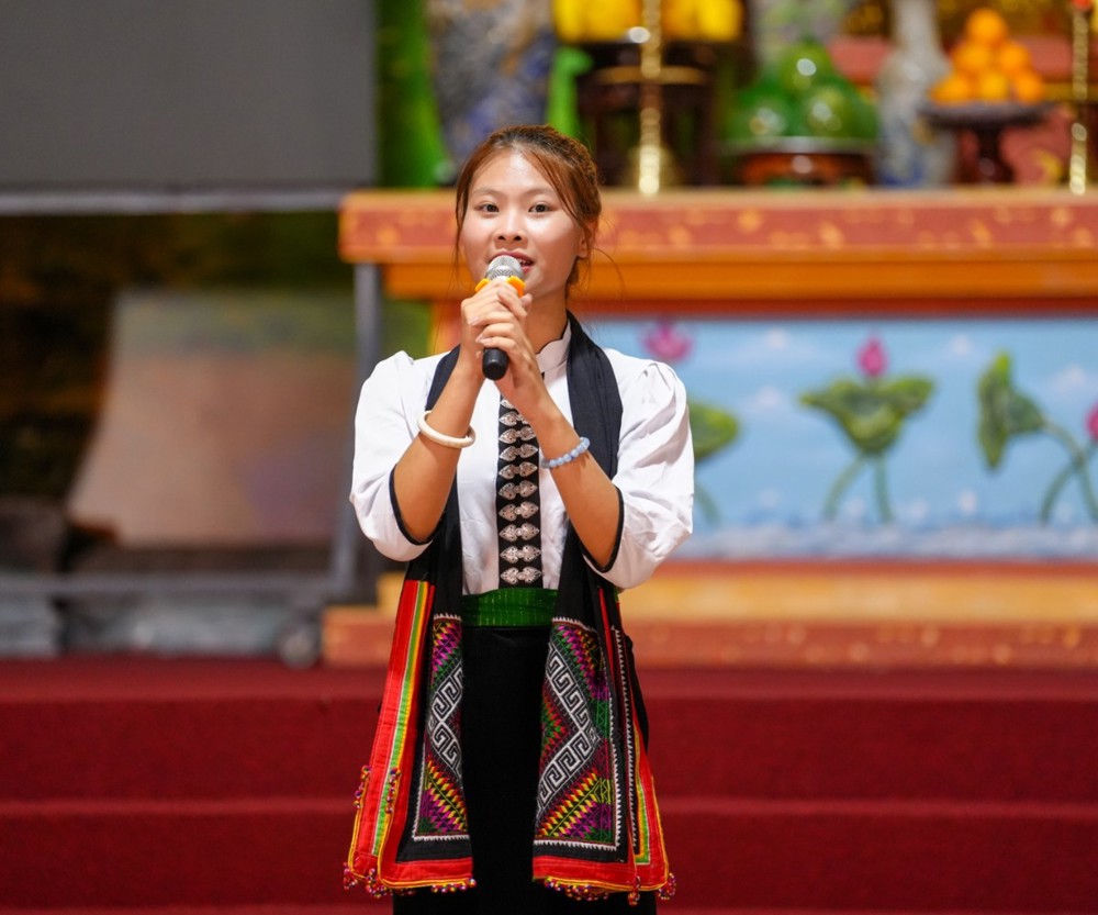 A person singing into a microphone

AI-generated content may be incorrect.