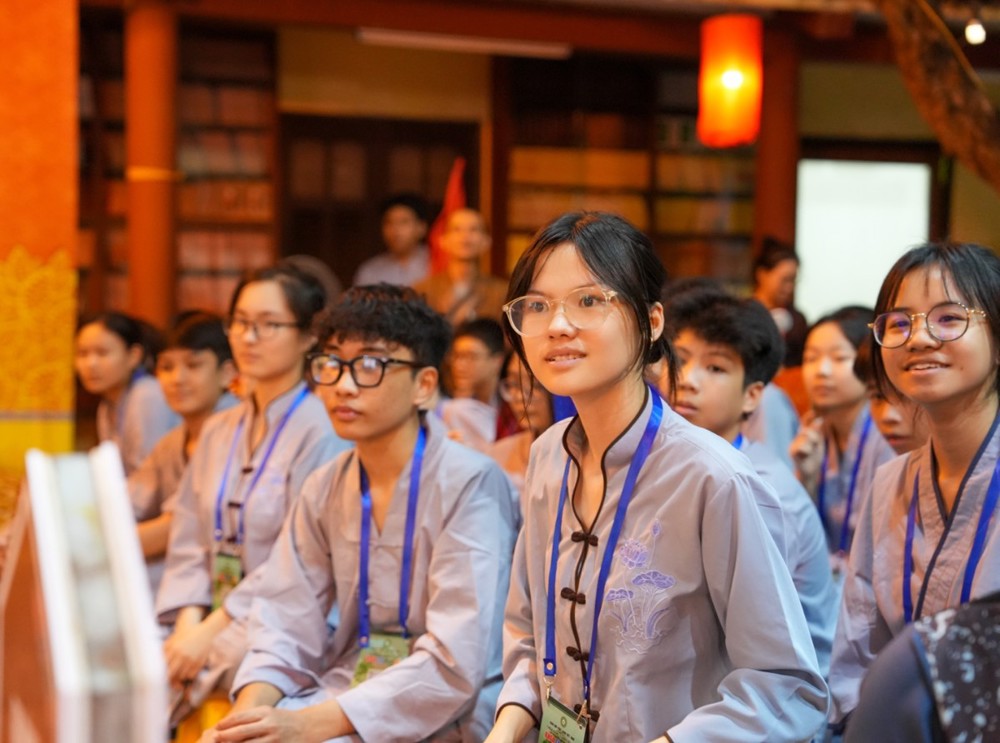 A group of people sitting in a room

AI-generated content may be incorrect.