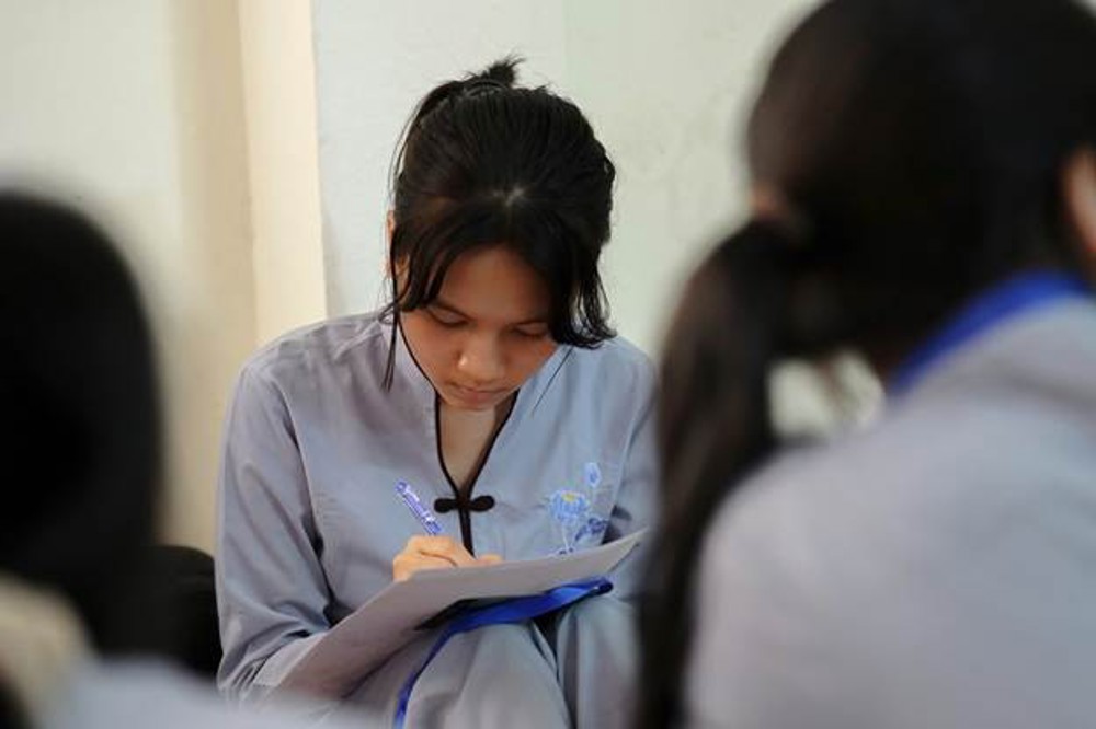 A person writing on a piece of paper

AI-generated content may be incorrect.