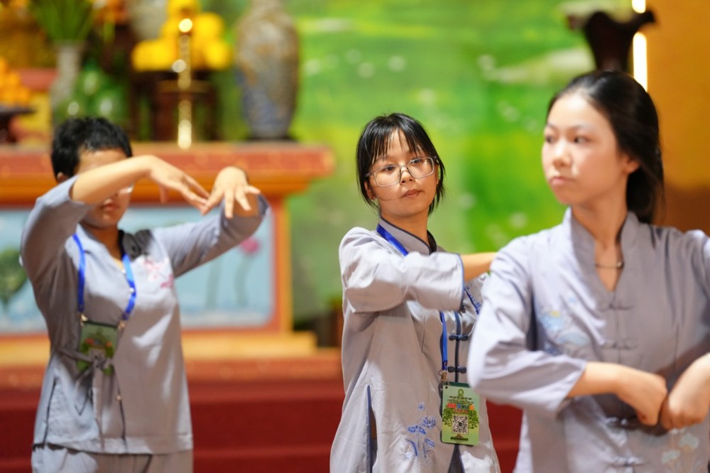 A group of women doing martial arts

AI-generated content may be incorrect.