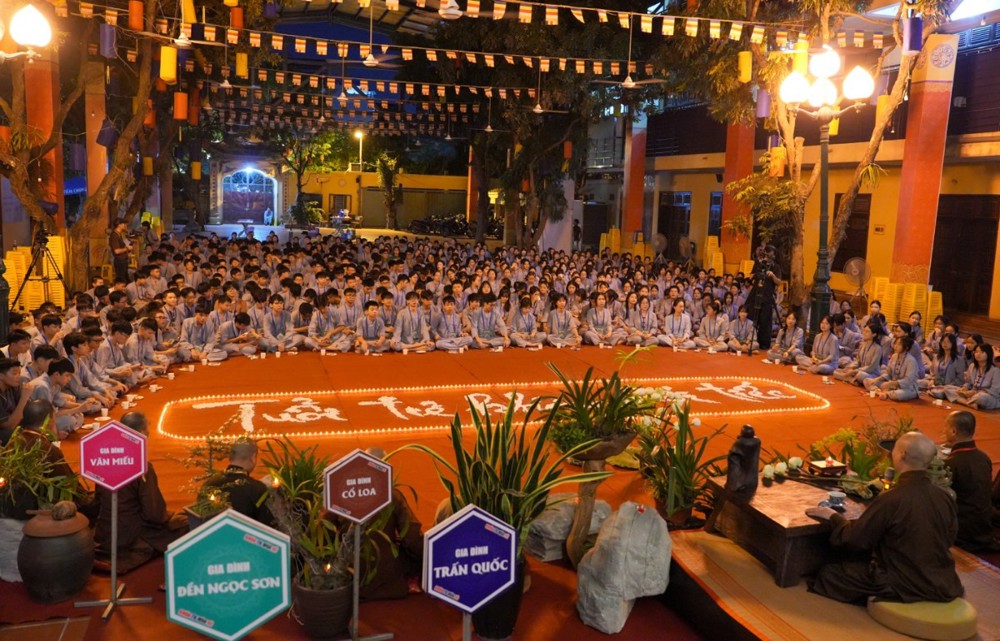 A group of people sitting on a red carpet

AI-generated content may be incorrect.