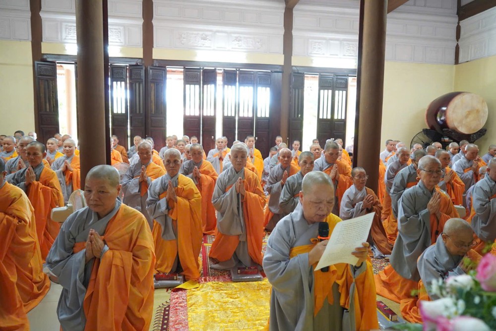 A group of people in robes

AI-generated content may be incorrect.