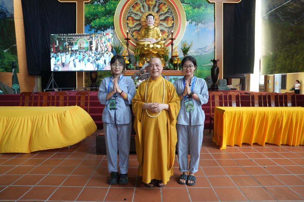 A group of people standing in front of a buddha statue

AI-generated content may be incorrect.
