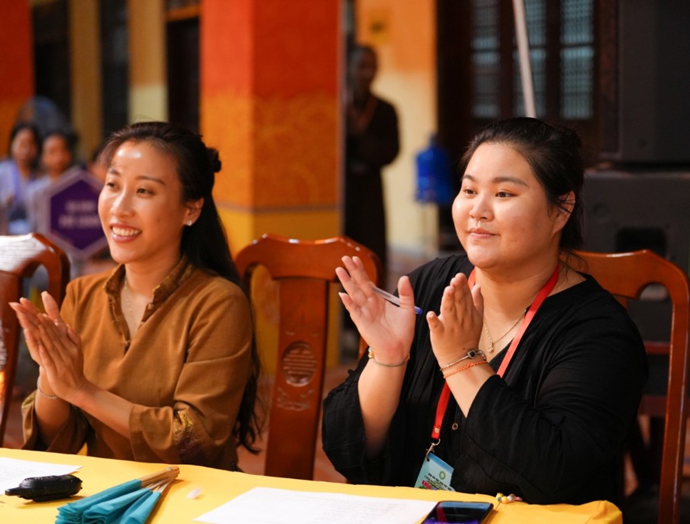 A group of women sitting at a table

AI-generated content may be incorrect.