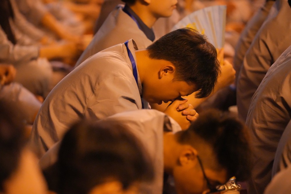 A group of people praying

AI-generated content may be incorrect.
