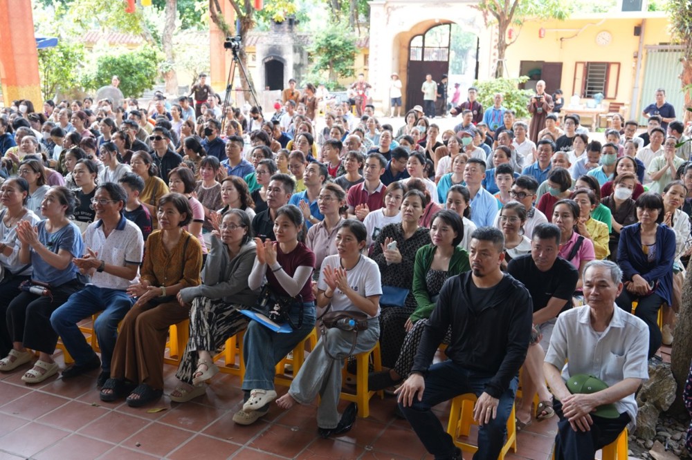 A large group of people sitting in chairs

AI-generated content may be incorrect.