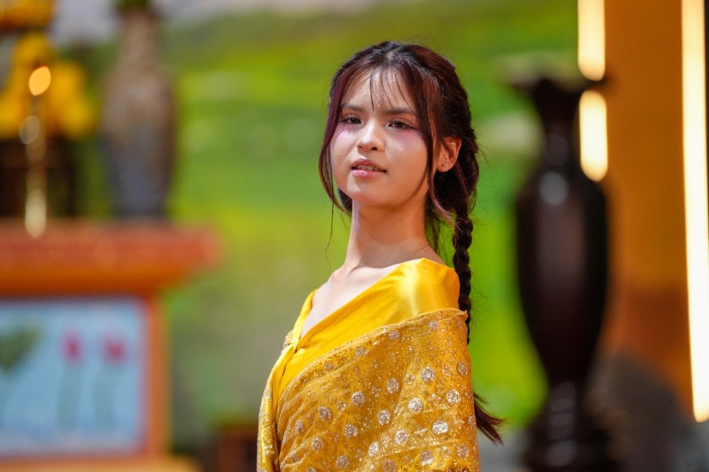 A person in a yellow dress

AI-generated content may be incorrect.