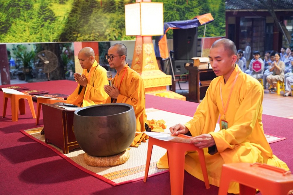 A group of men in yellow robes

AI-generated content may be incorrect.