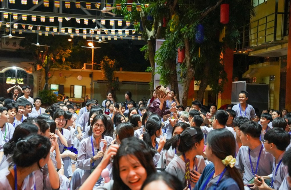 A group of people in a crowd

AI-generated content may be incorrect.