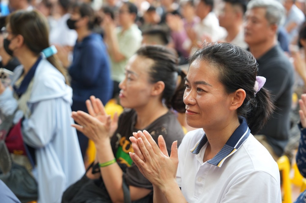 A group of people clapping

AI-generated content may be incorrect.