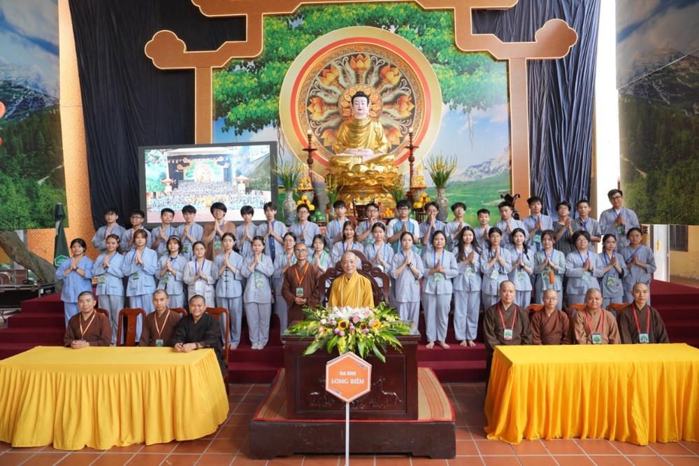A group of people standing in front of a large group of people

AI-generated content may be incorrect.