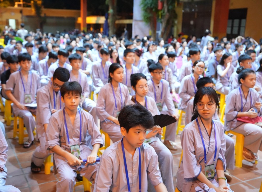 A group of children sitting in chairs

AI-generated content may be incorrect.
