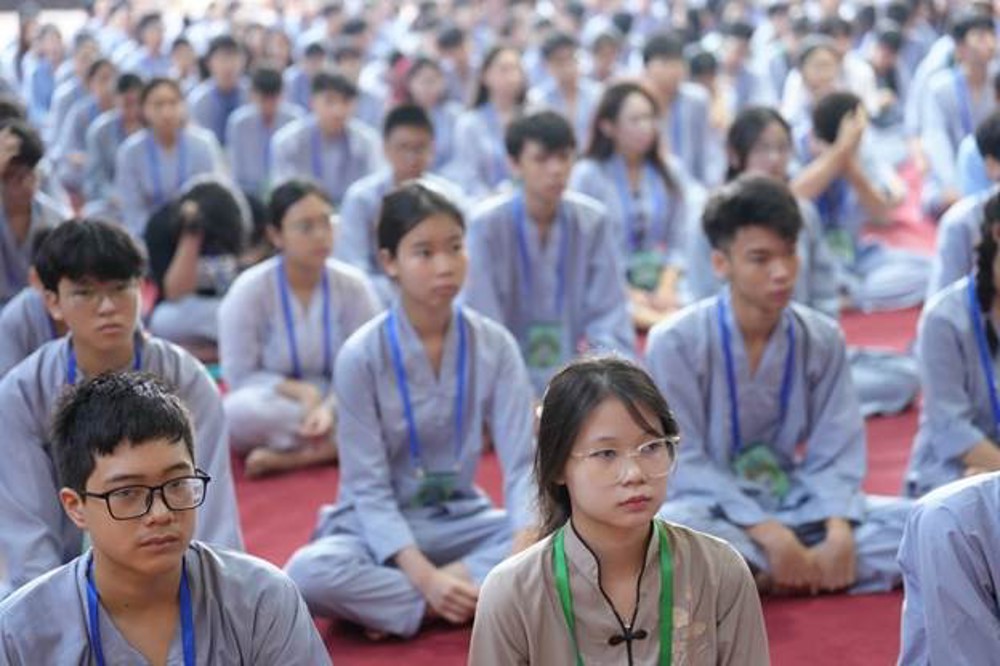 A group of people sitting on the floor

AI-generated content may be incorrect.