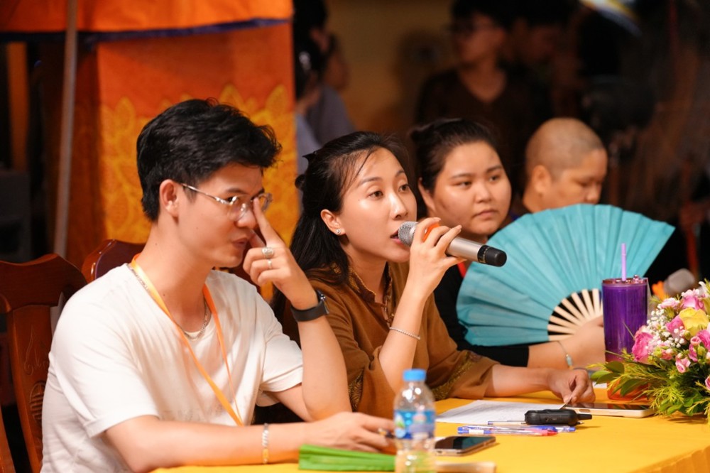 A group of people sitting at a table

AI-generated content may be incorrect.