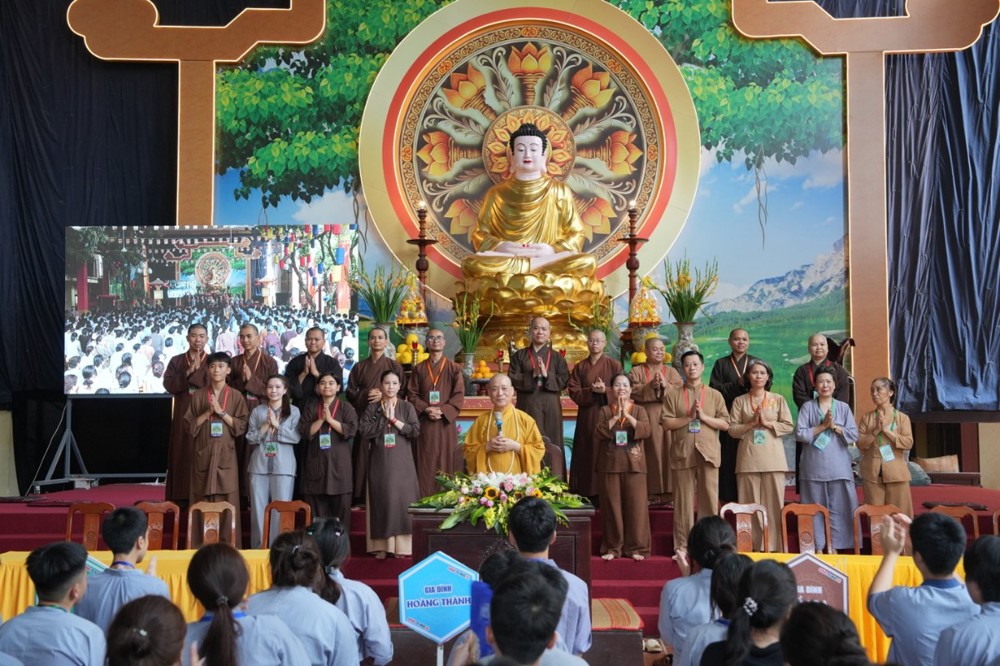 A group of people in a ceremony

AI-generated content may be incorrect.