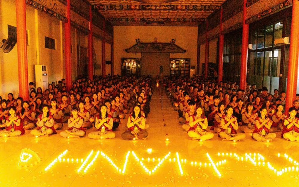 Thanh Hóa: Xúc động đêm hoa đăng tri ân công đức đấng sinh thành tại khóa tu "Phật ơi, con về rồi" lần thứ 13