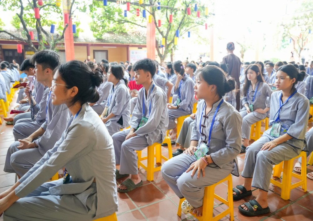 A group of people sitting on yellow chairs

AI-generated content may be incorrect.