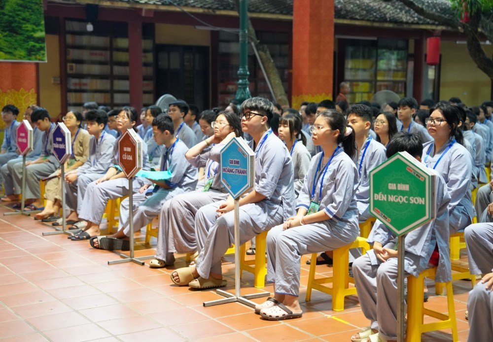 A group of people sitting on chairs

AI-generated content may be incorrect.