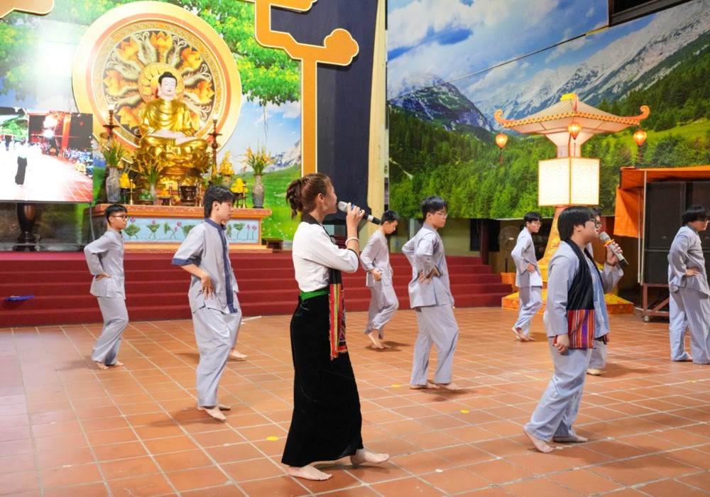 A group of people performing a dance

AI-generated content may be incorrect.
