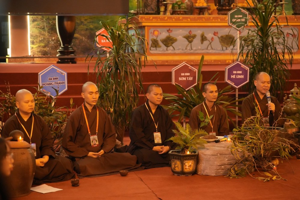 A group of people sitting on the floor

AI-generated content may be incorrect.