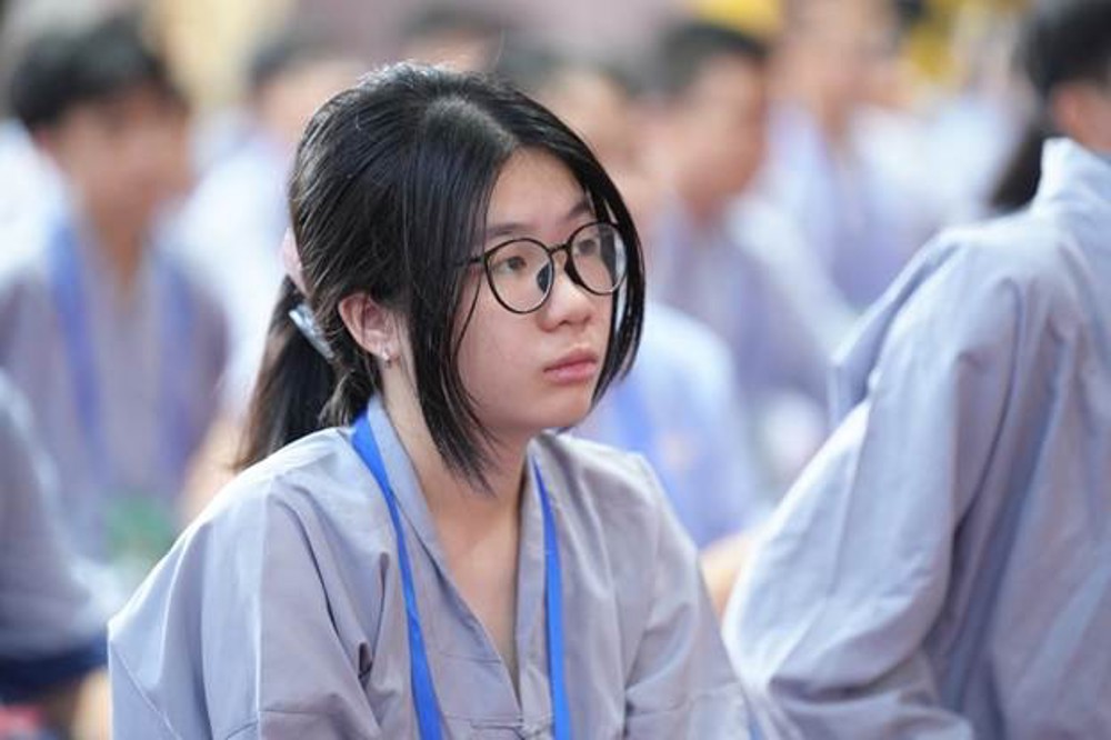 A person wearing glasses and a grey shirt

AI-generated content may be incorrect.