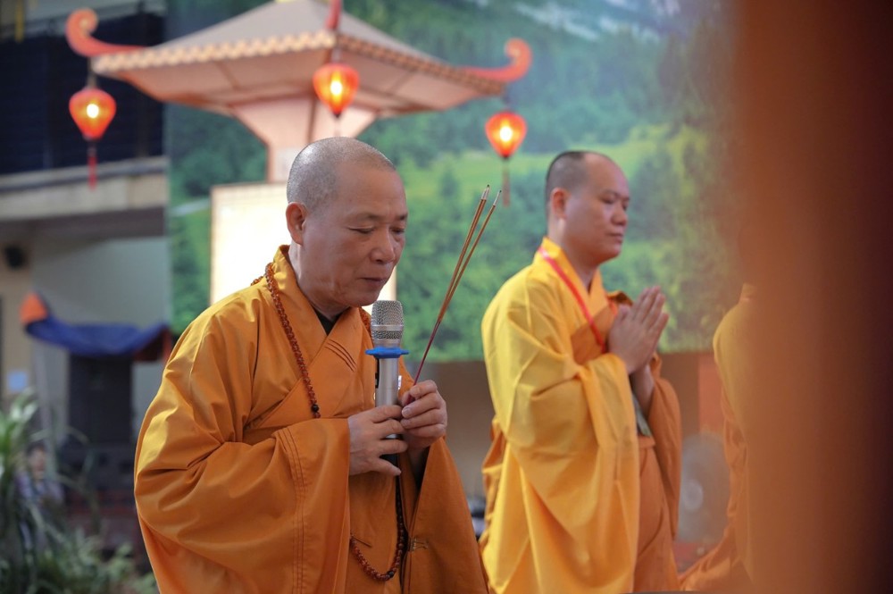 A group of men in robes holding a microphone

AI-generated content may be incorrect.
