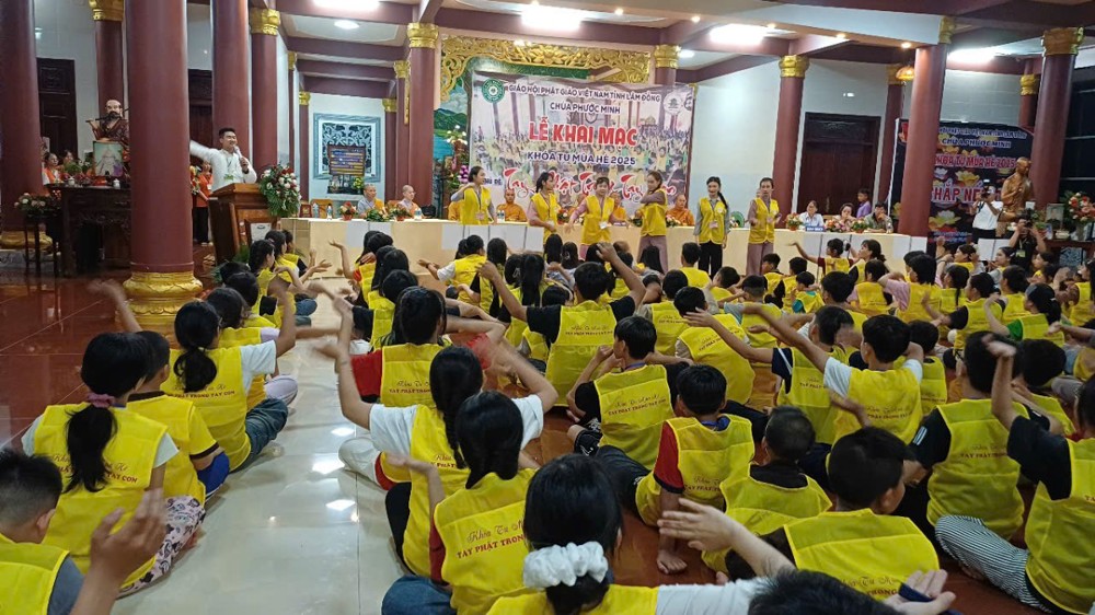 Lâm Đồng: Gần 400 bạn trẻ trở về chùa Phước Minh xã Hàm Kiệm an trú trong tỉnh thức tại khóa tu “Tay Phật Trong Tay Con” 
