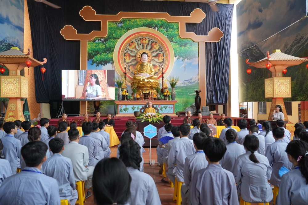 A group of people in a ceremony

AI-generated content may be incorrect.