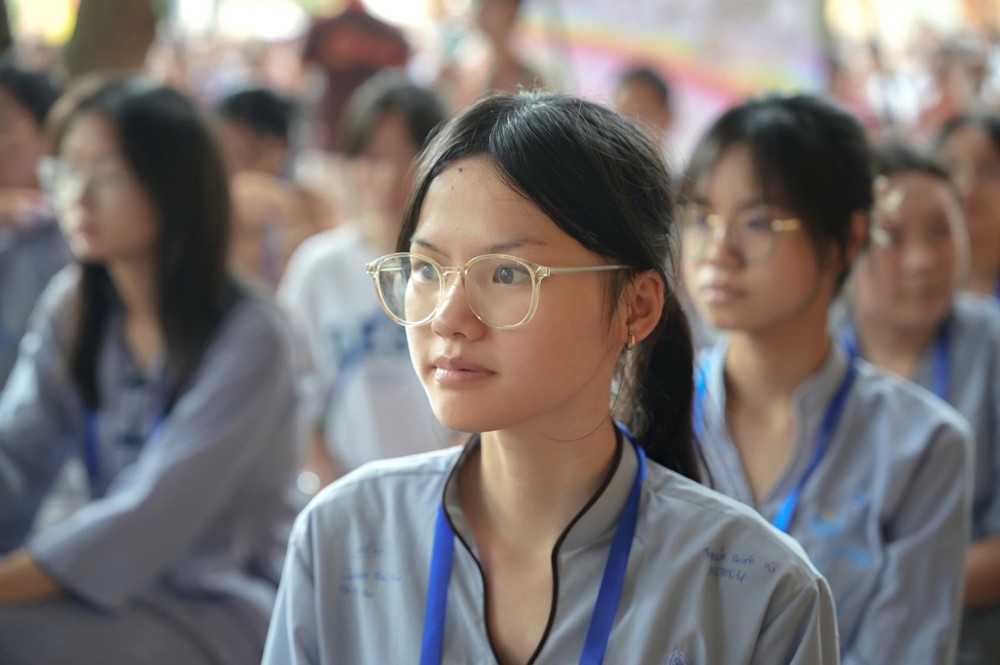 A group of young women in a classroom

AI-generated content may be incorrect.