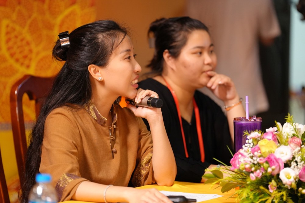 A person talking on a microphone

AI-generated content may be incorrect.